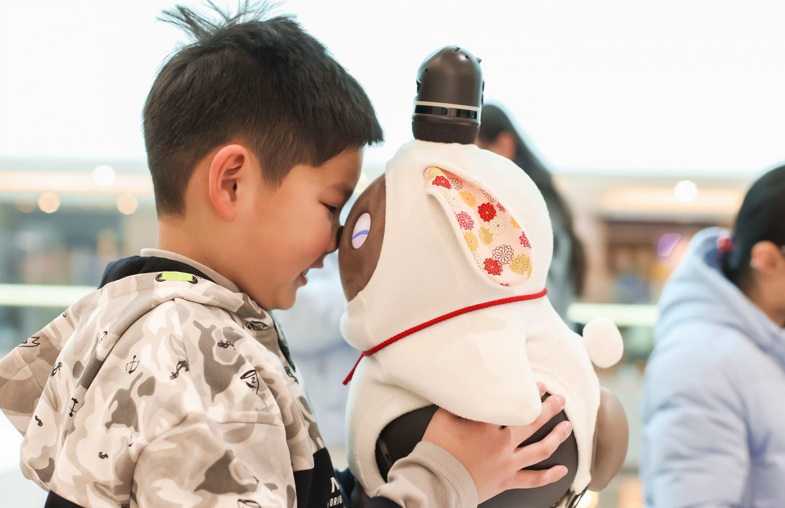 日本発「LOVOT」、中国で人気　寄り添い型ロボットに脚光